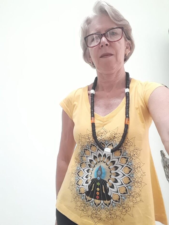 Delma com camiseta de mandala